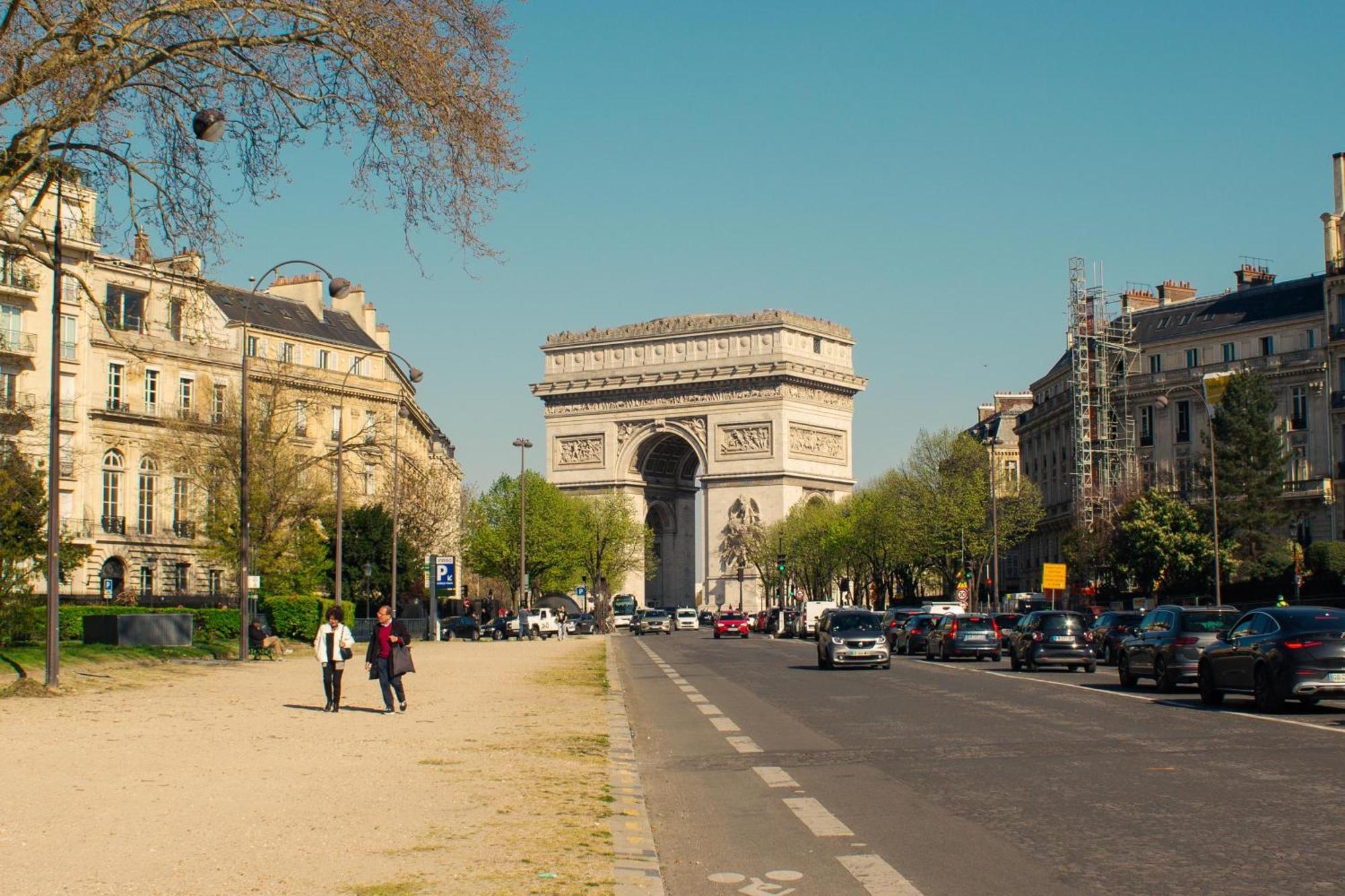 Place Equipe Au Coeur De Avec Vue Sur L'arc De Triomphe Et La Tour Eiffel Homestay