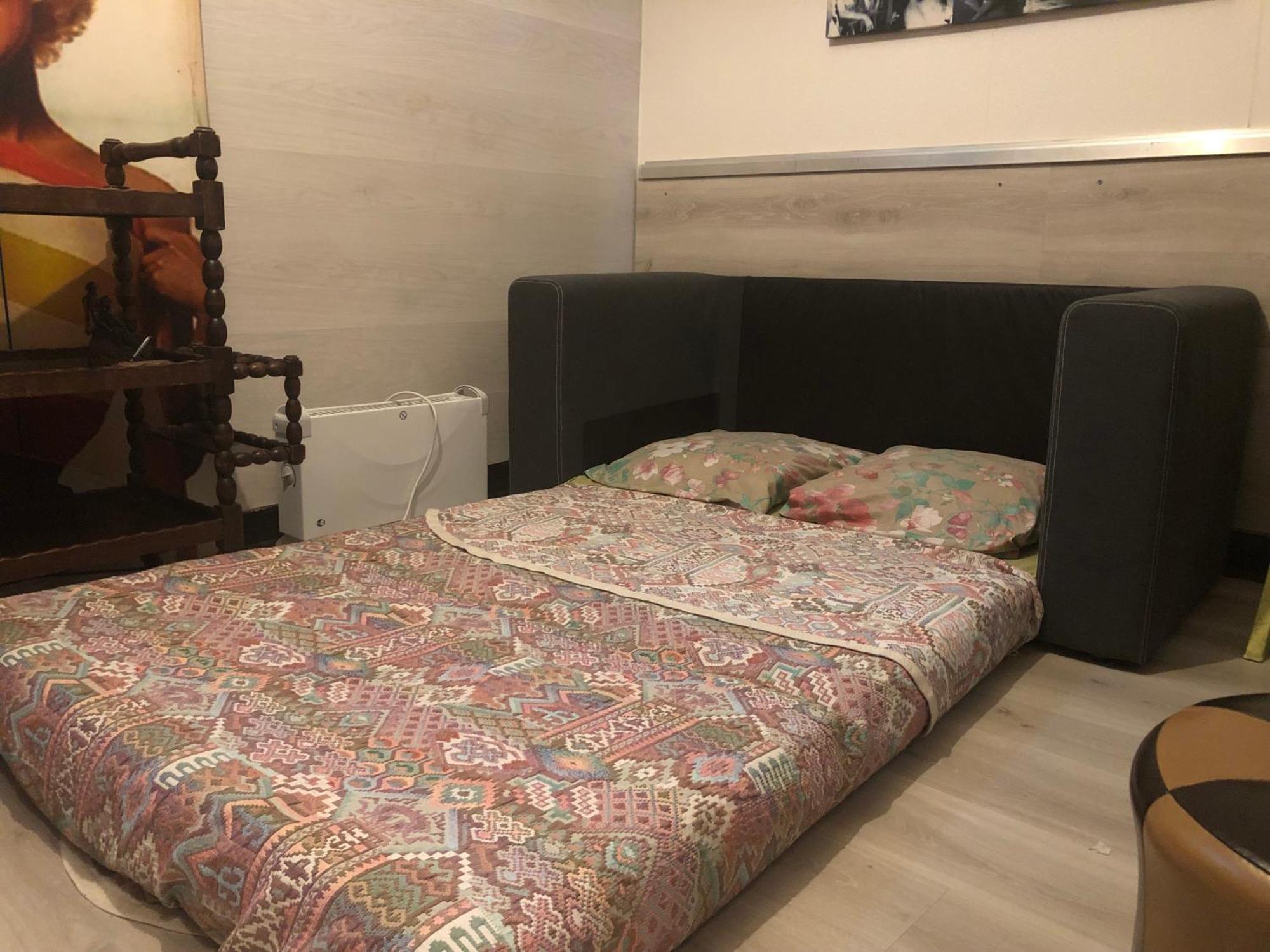 Appartement Guesthouse Familial Pour 2,3,4 Personnes De 44M2- Accessible Handic -Rez De Chaussee-Vues Sur Rue Et Patio Prive - Sejour, Chambre Separee-Cuisine,Salle De Bain,Lit Double Et Canape-Lit 2Pers-Entree De La Rue Berzelius-5 Minutes Du Metro Brochant-Lig Paris