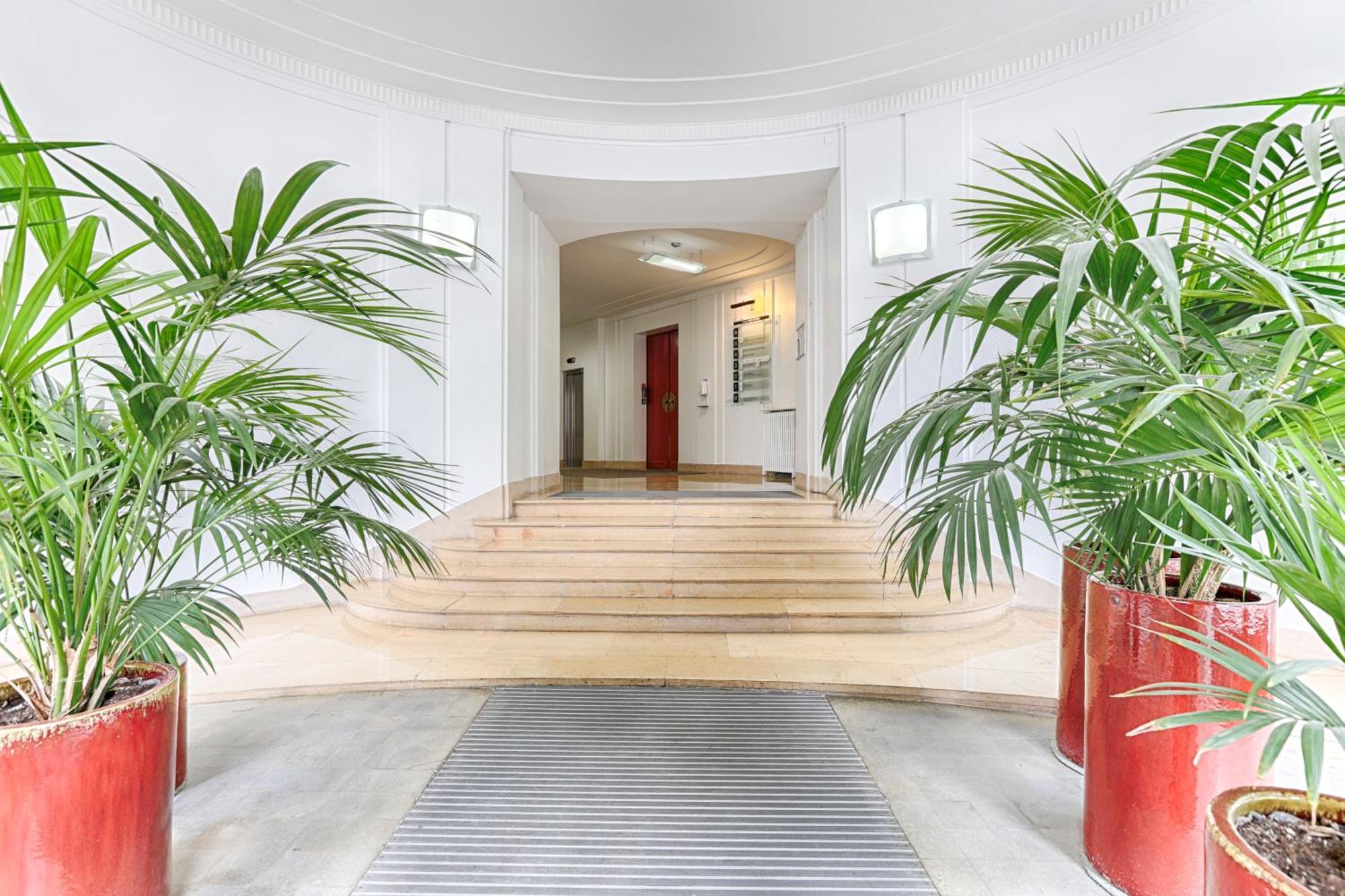 Appartement De Luxe Avec Terrasse Sur Les Champs Elysees Apartment Paris