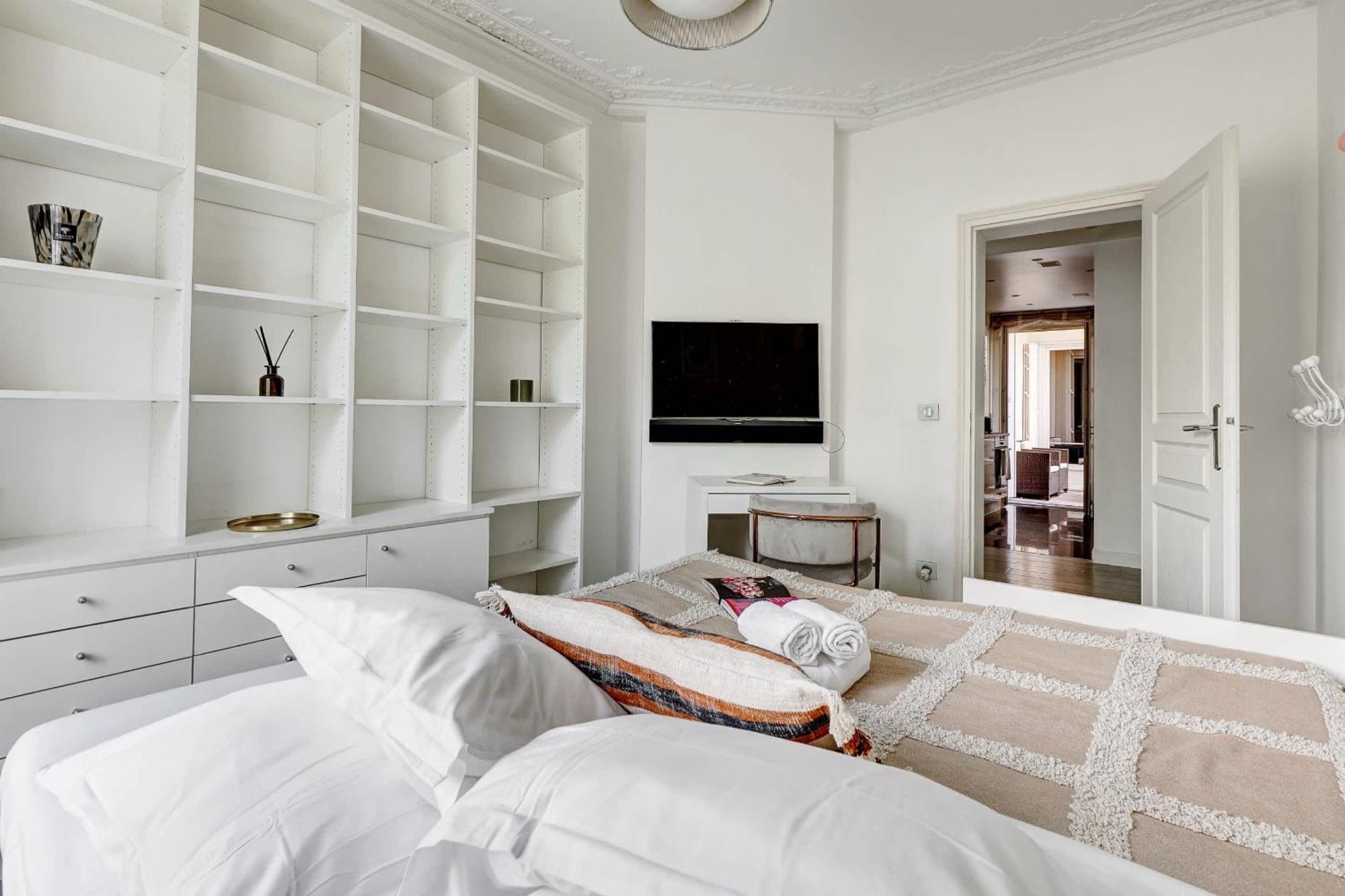 Elegant 3br Champs-elysees & Arc De Triomphe Apartment