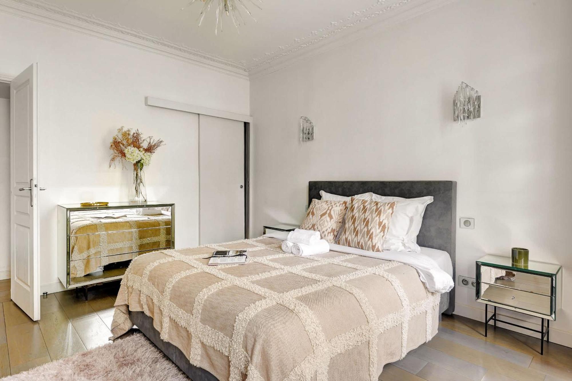 Elegant 3br Champs-elysees & Arc De Triomphe Apartment Paris