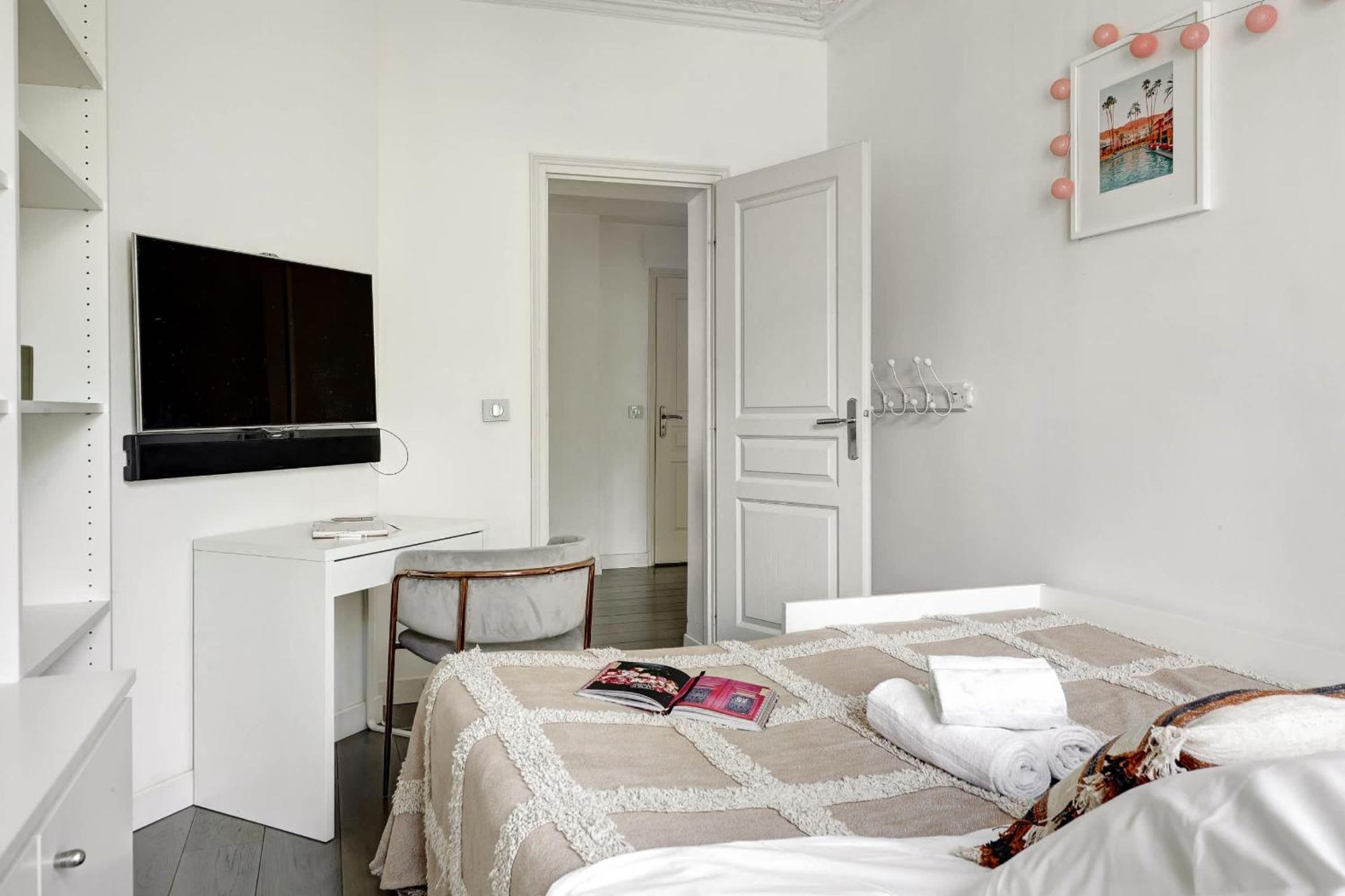 Elegant 3br Champs-elysees & Arc De Triomphe Apartment Paris