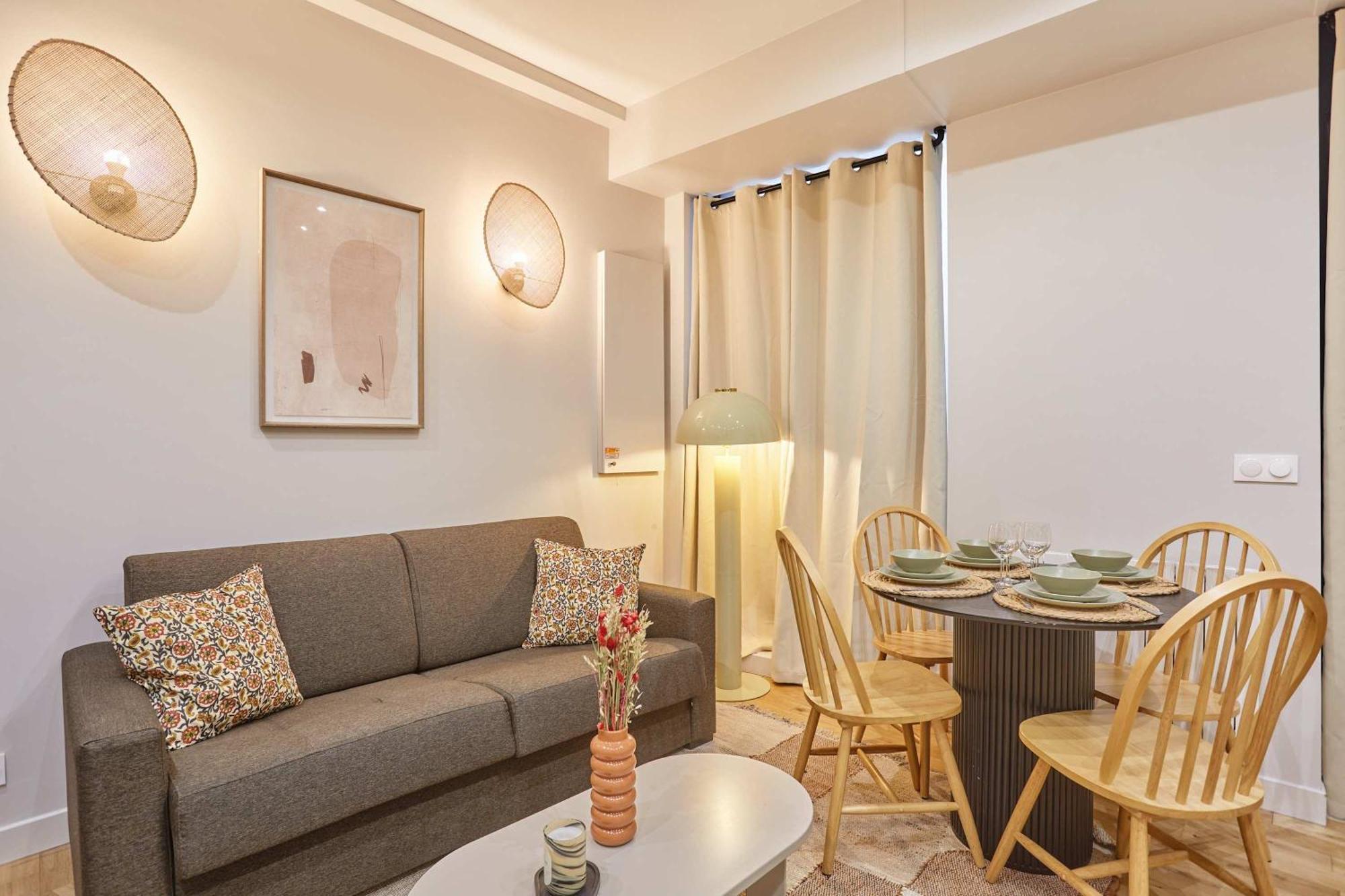 Superb 1 Bedroom Center Of By Prestige Apartment *