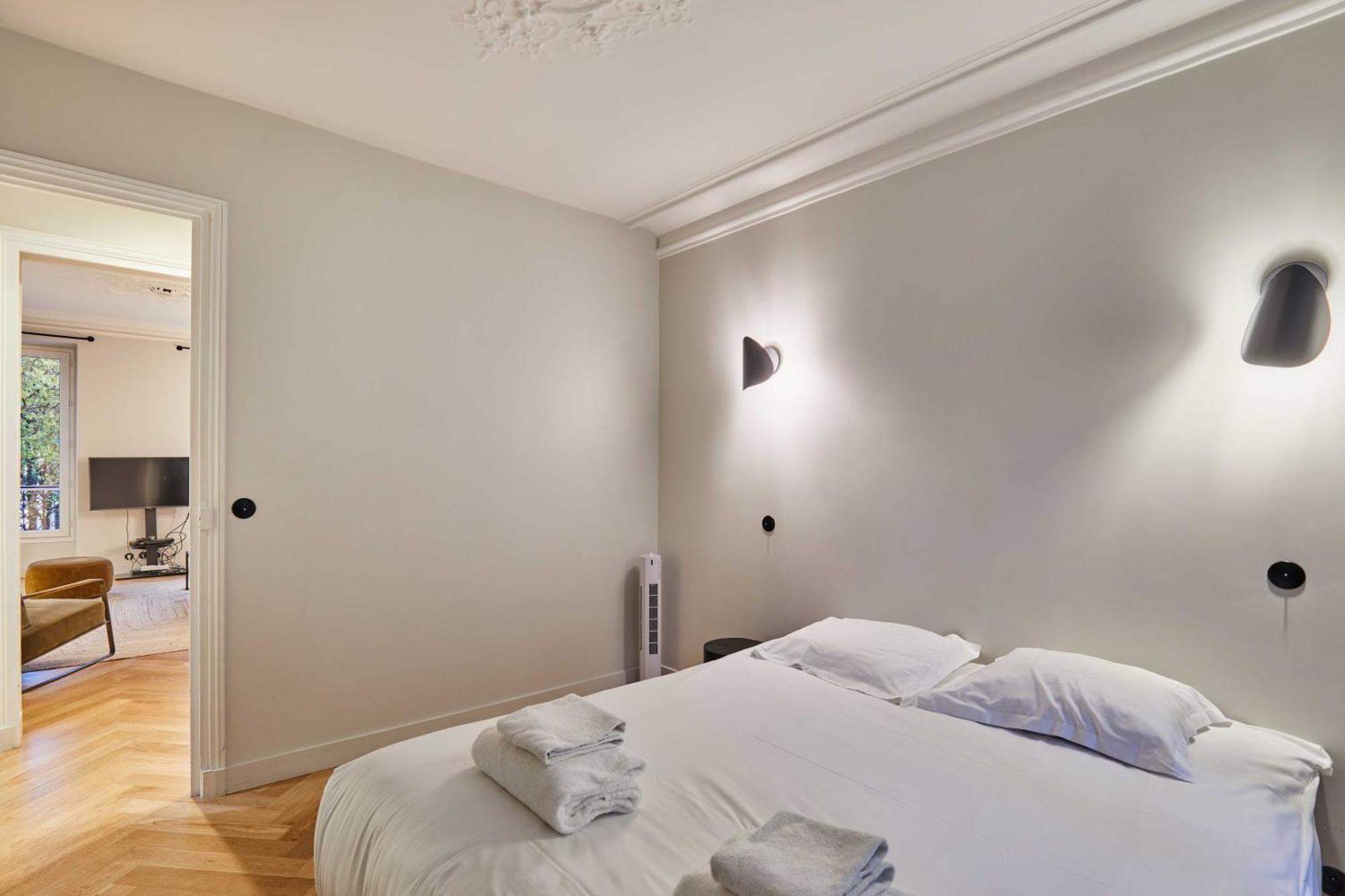 Cmg Batignolles/ Mairie Du 17ème * Paris