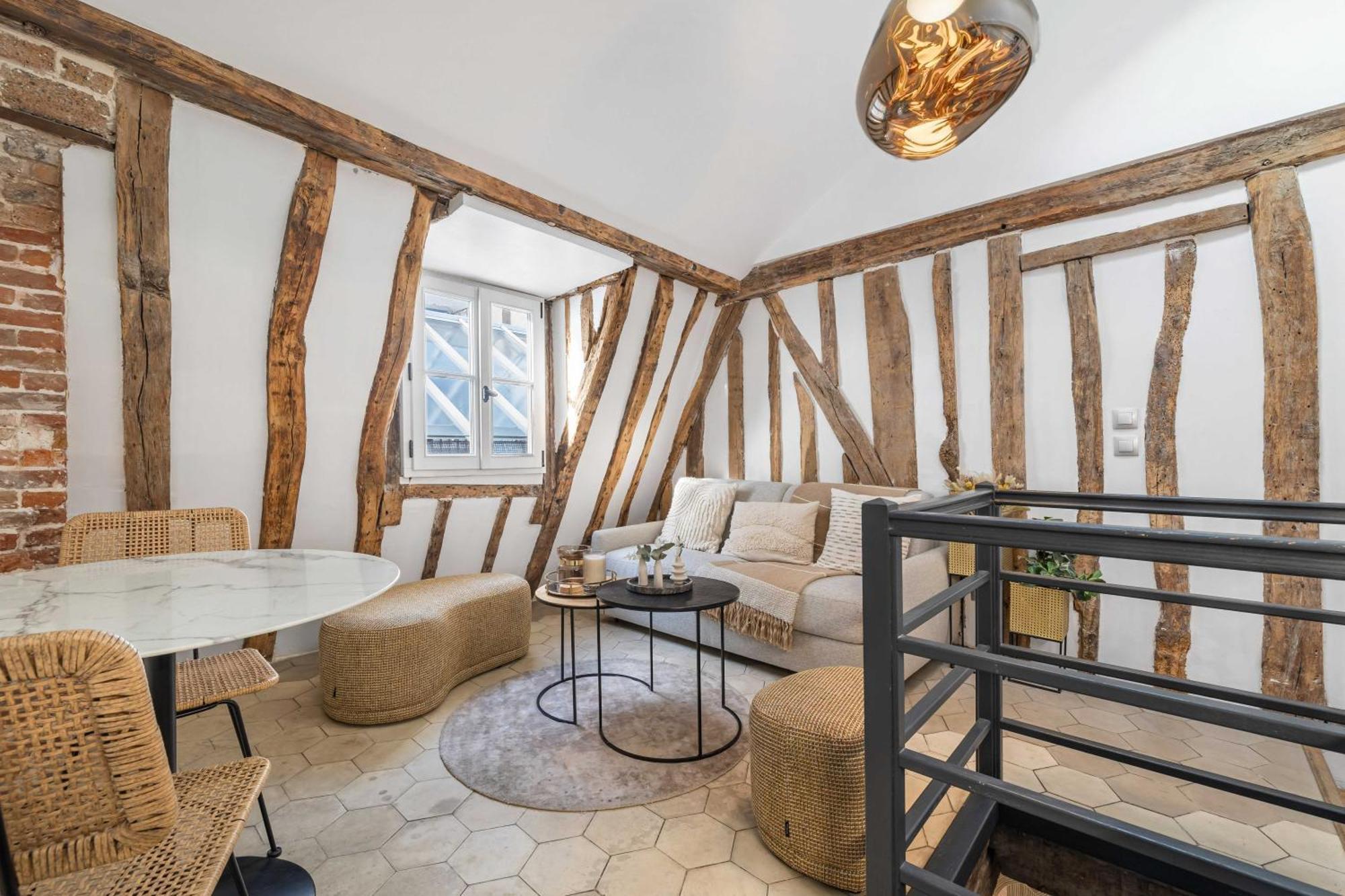 Ultra Historical Parisian Flat - Louvre Apartment *