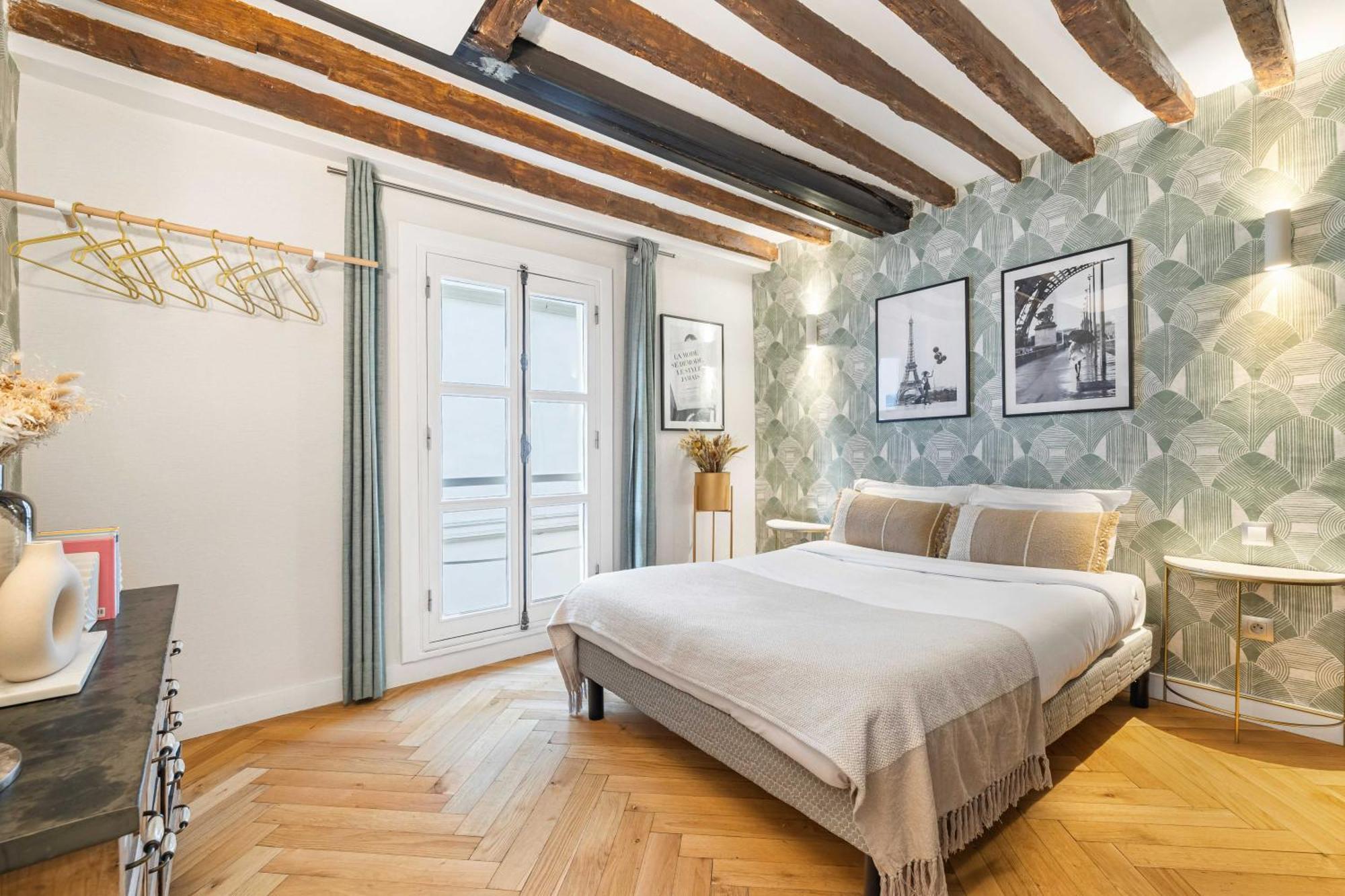 Ultra Historical Parisian Flat - Louvre Apartment Paris