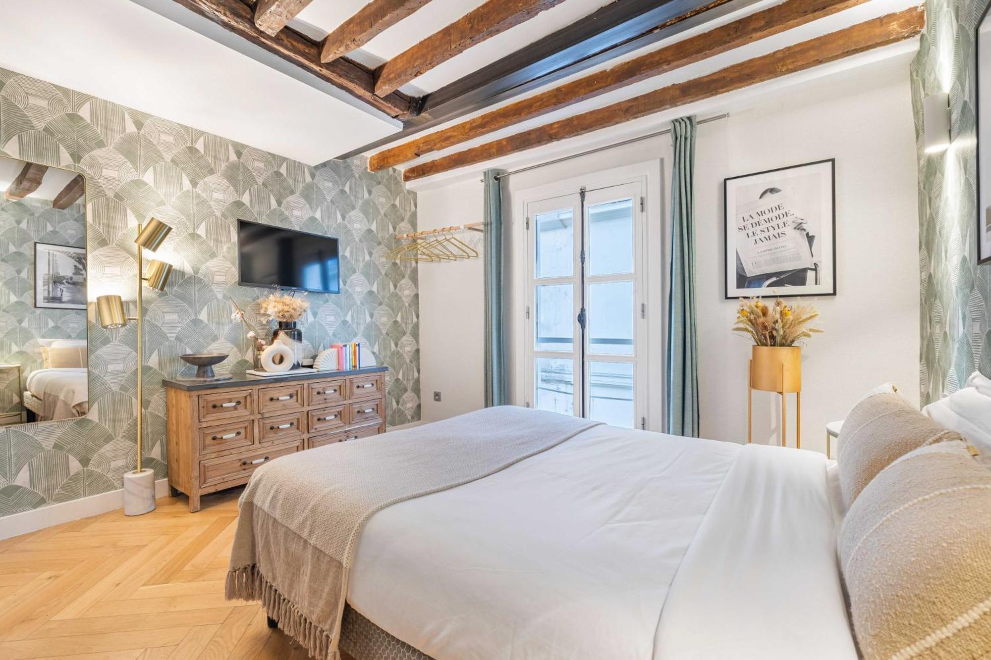 Ultra Historical Parisian Flat - Louvre Paris