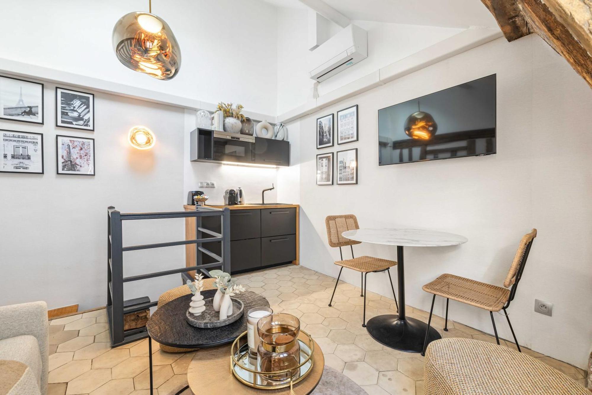 Ultra Historical Parisian Flat - Louvre Apartment *