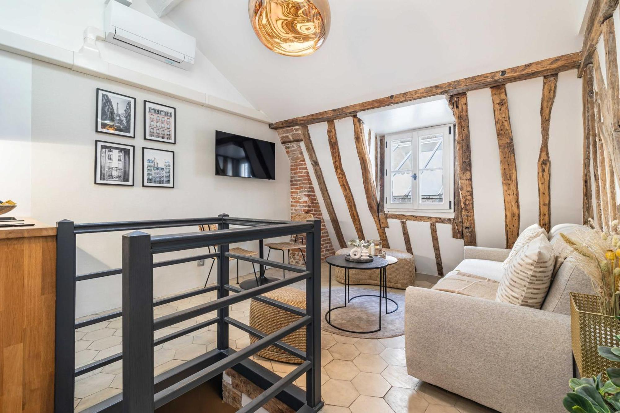 Ultra Historical Parisian Flat - Louvre Apartment Paris