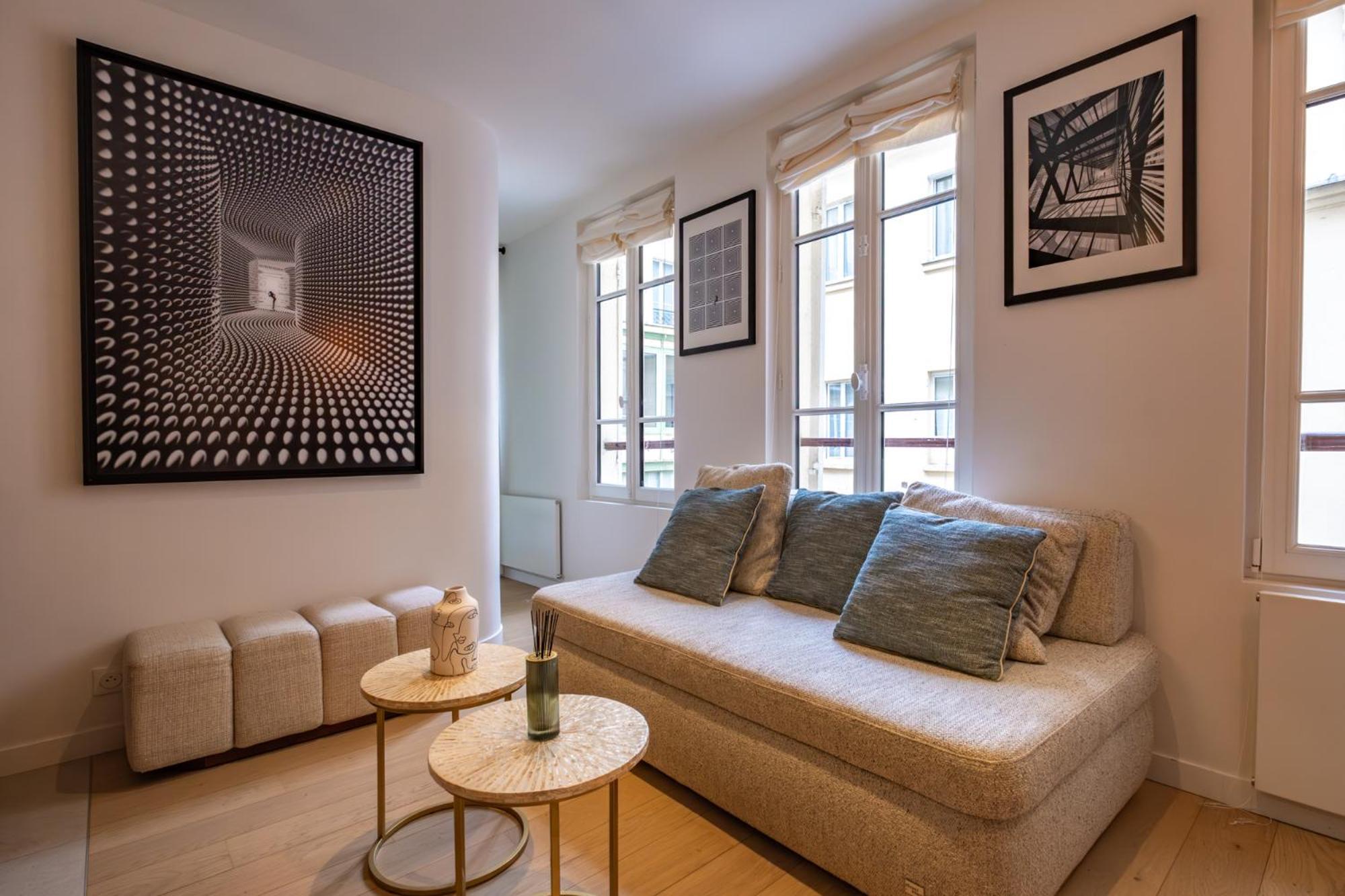 4 Guest - Hausmanian Flat Arc De Triomph