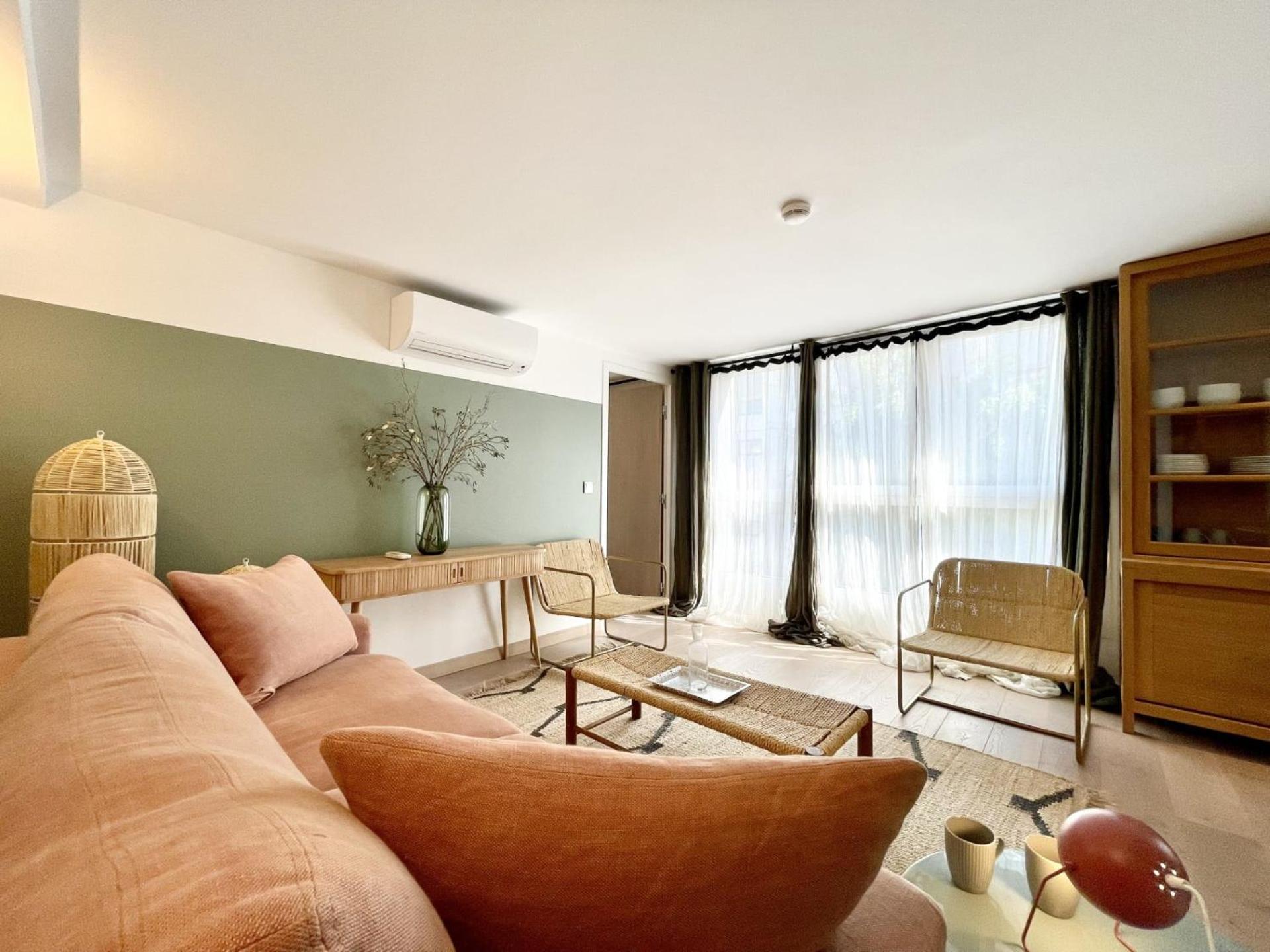 Parisian L Montmartre Apartment