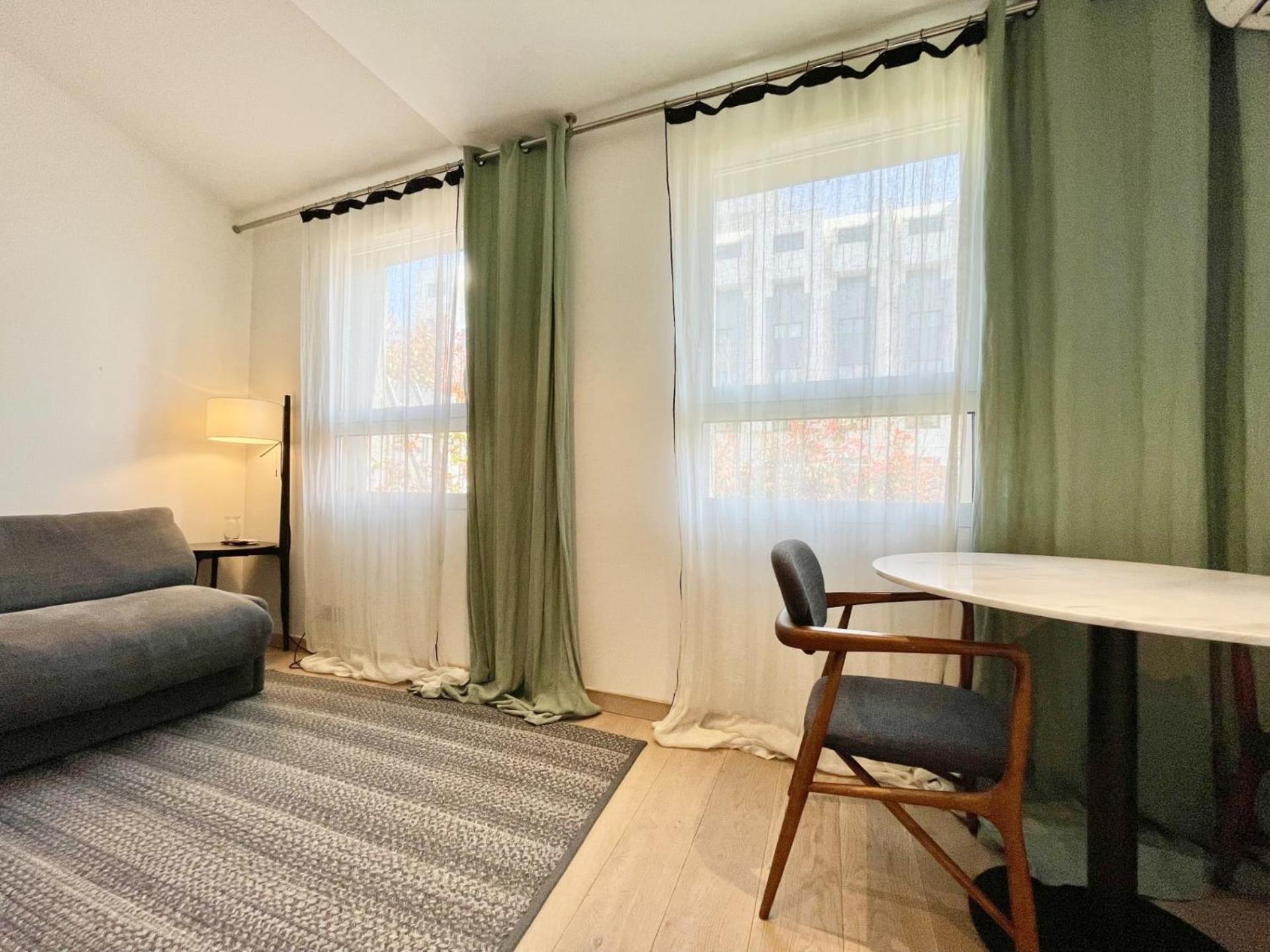 Parisian L Montmartre Apartment