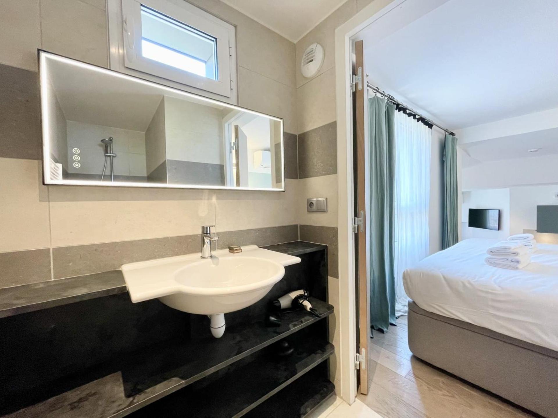Parisian L Montmartre Apartment *