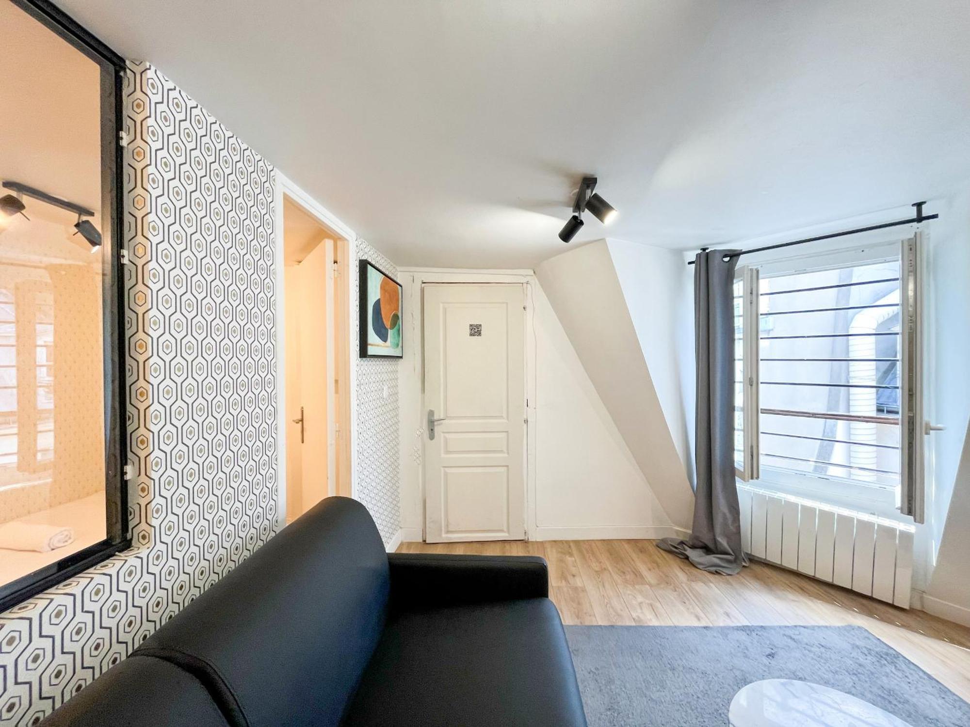 Urban Flat 150 - Pretty Flat In Center Of