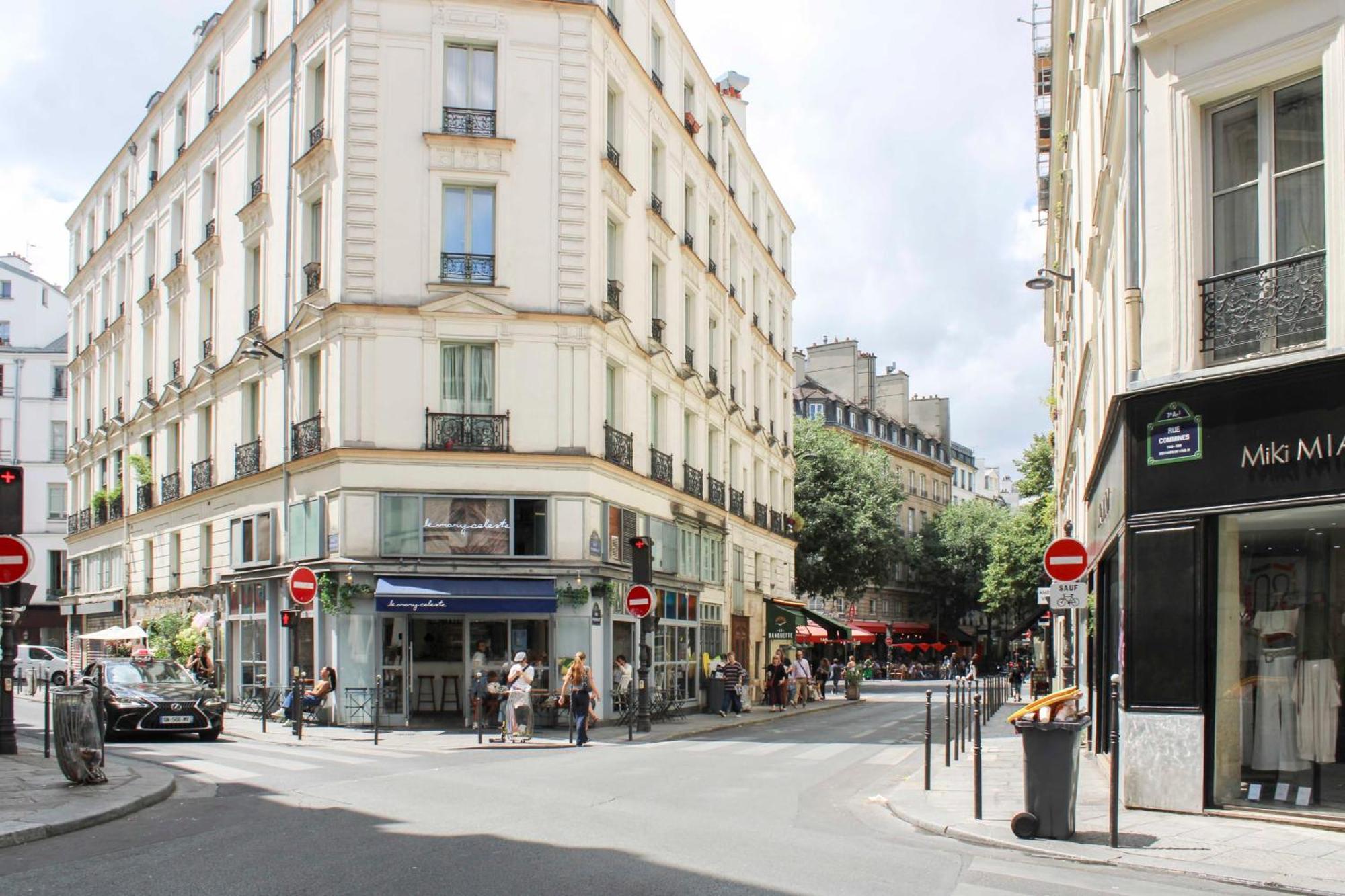 Beautiful Bright Near The Marais Paris