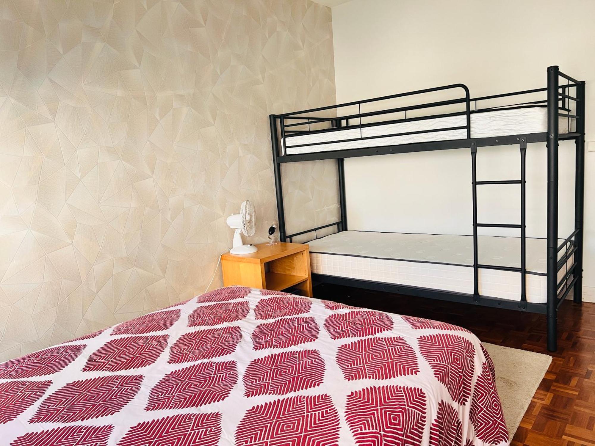 Grand Avec Balcon Et Parking Gratuit Sur Place Appartement Paris