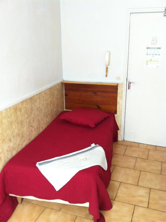 Hipotel Bordeaux Menilmontant Hotel 3*