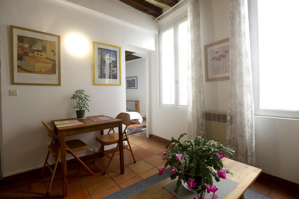 Lovely And Typical 1 Bedroom Apartamento