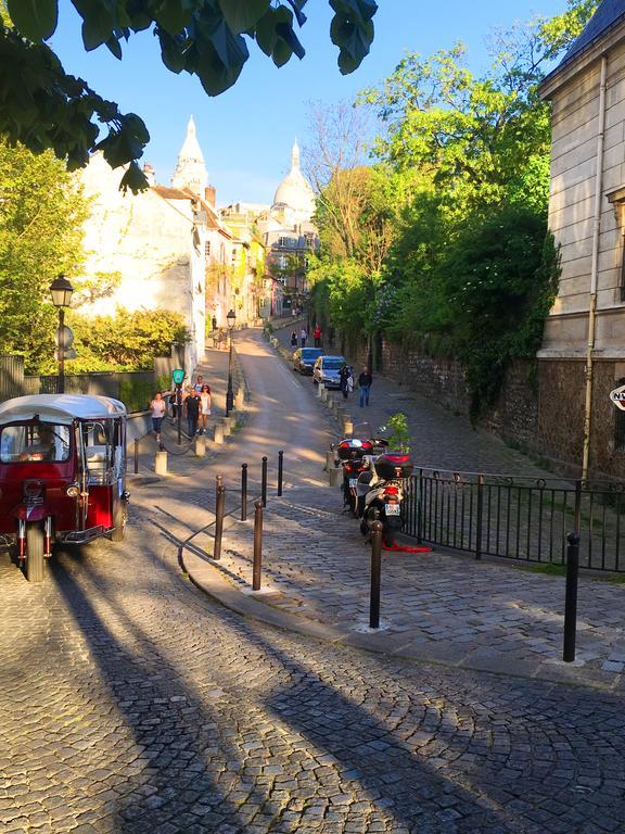 Romantic Artist Montmartre Couette-café Paris