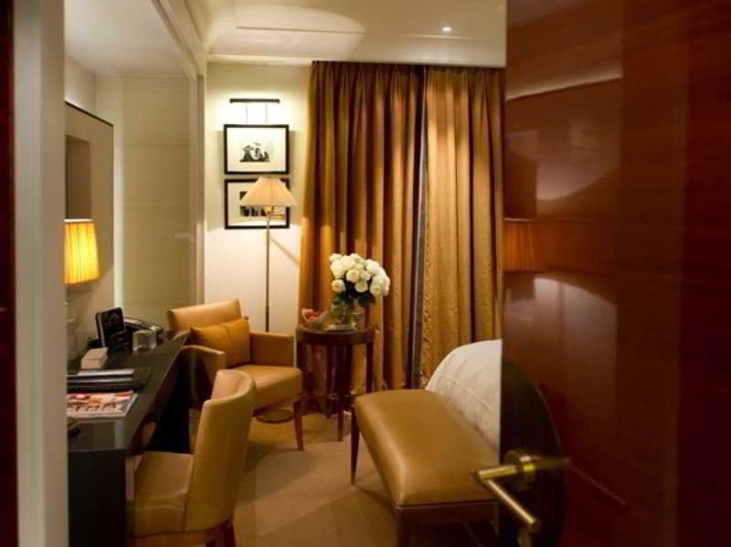 Hotel Montaigne Paris
