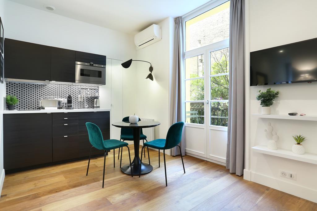 Rent A - Blanche Paris