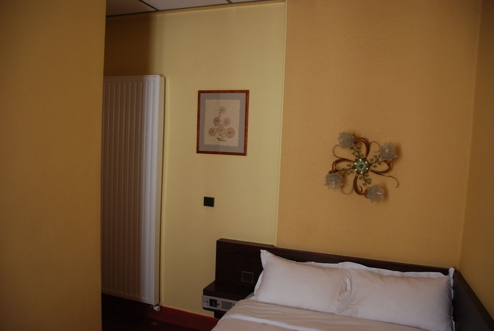 Courcelles Mederic Hotel 3*