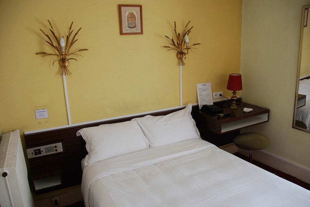 Courcelles Mederic Hotel