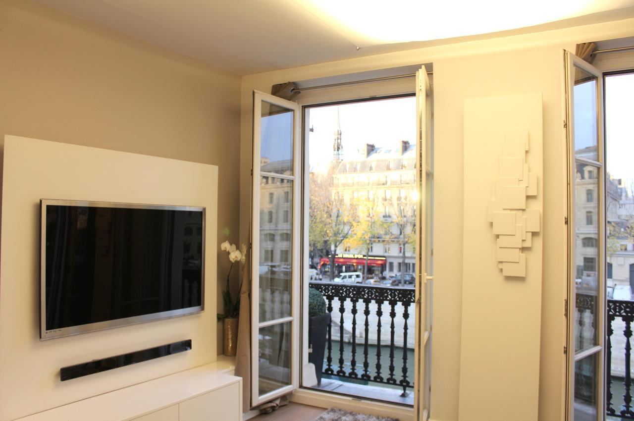 Apartment Two Bedroom Luxury - Balcony With View Of Notre Dame