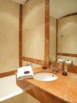Hotel Unic Renoir Saint Germain Paris