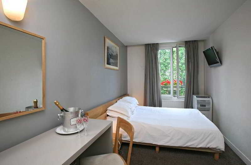 Du Parc Saint Charles 2* Paris