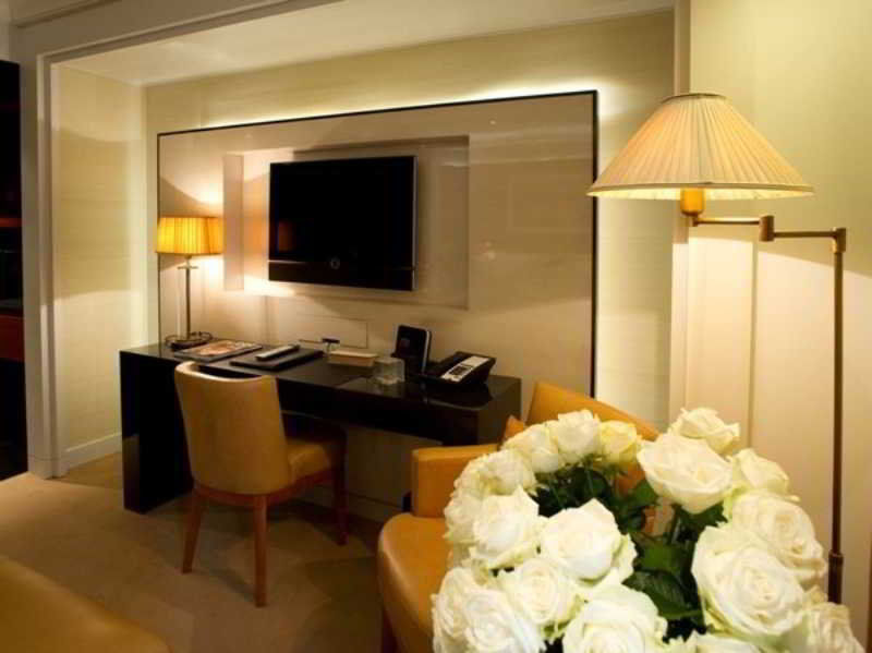 Montaigne Paris