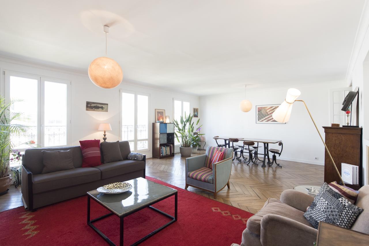 Veeve - Balcony Over The Tree-lined Boulevard Apartment *
