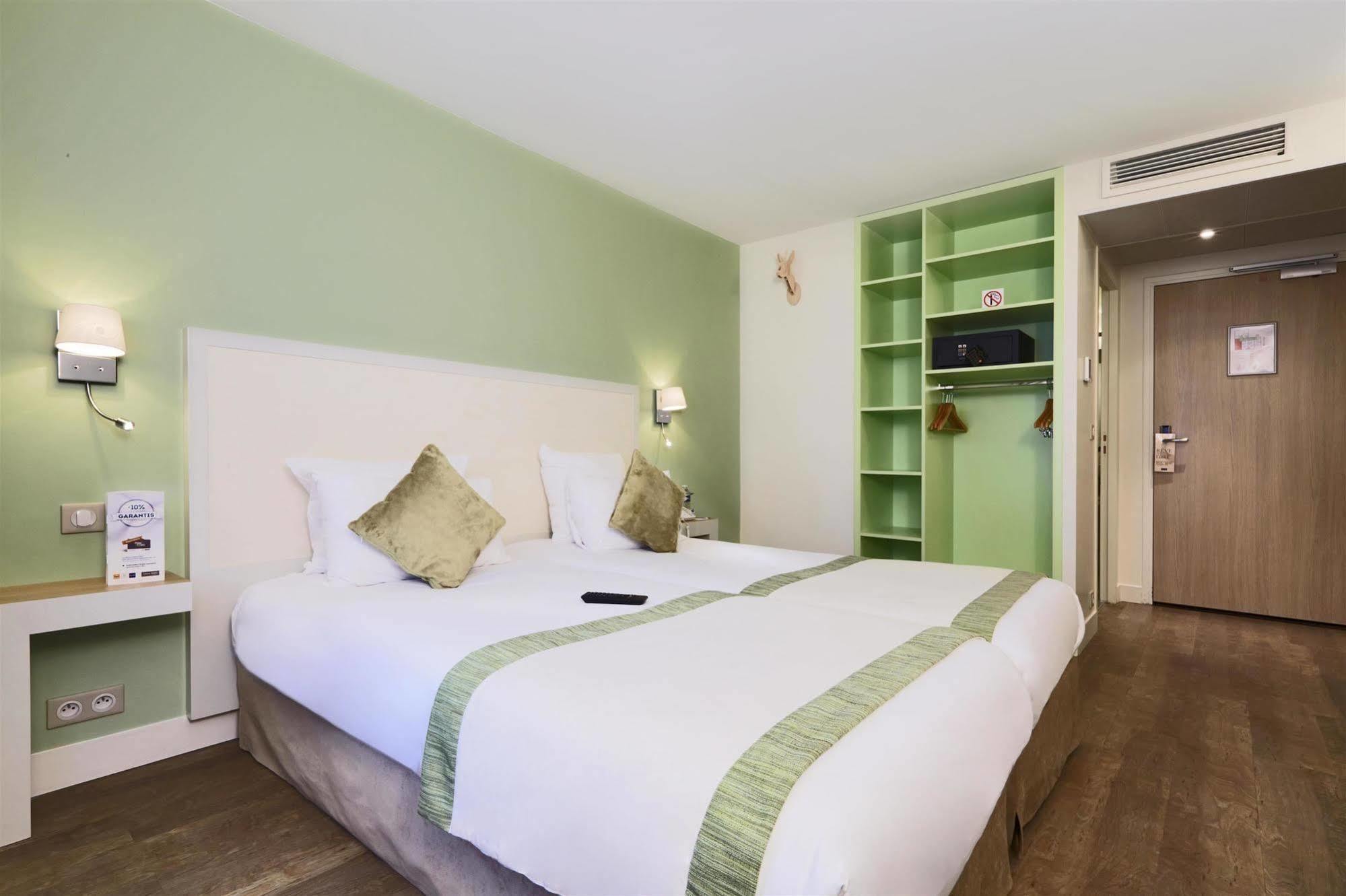 Kyriad 18 - Porte De Clignancourt - Montmartre Hotel 3*