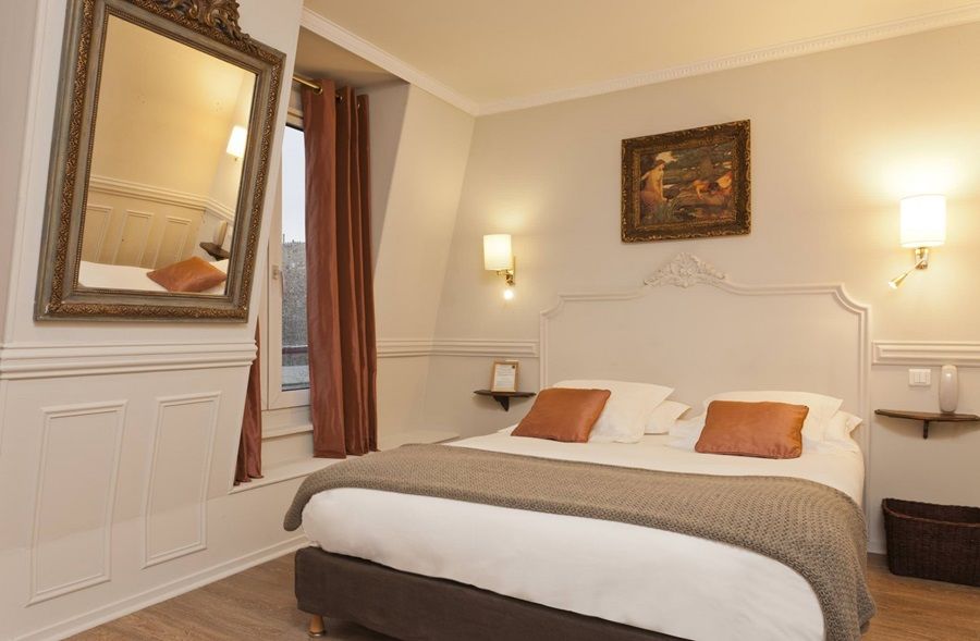 Hotel De La Porte Dorée 3*