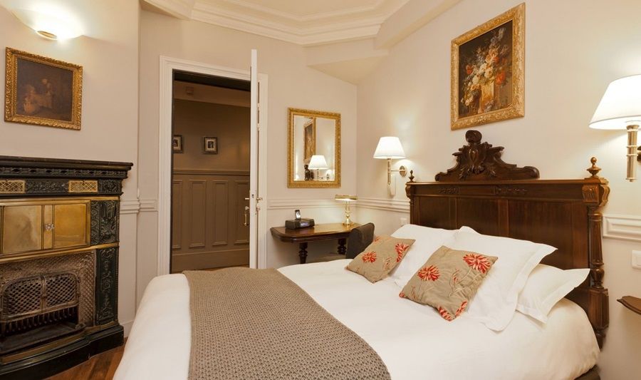 Hotel De La Porte Dorée 3*