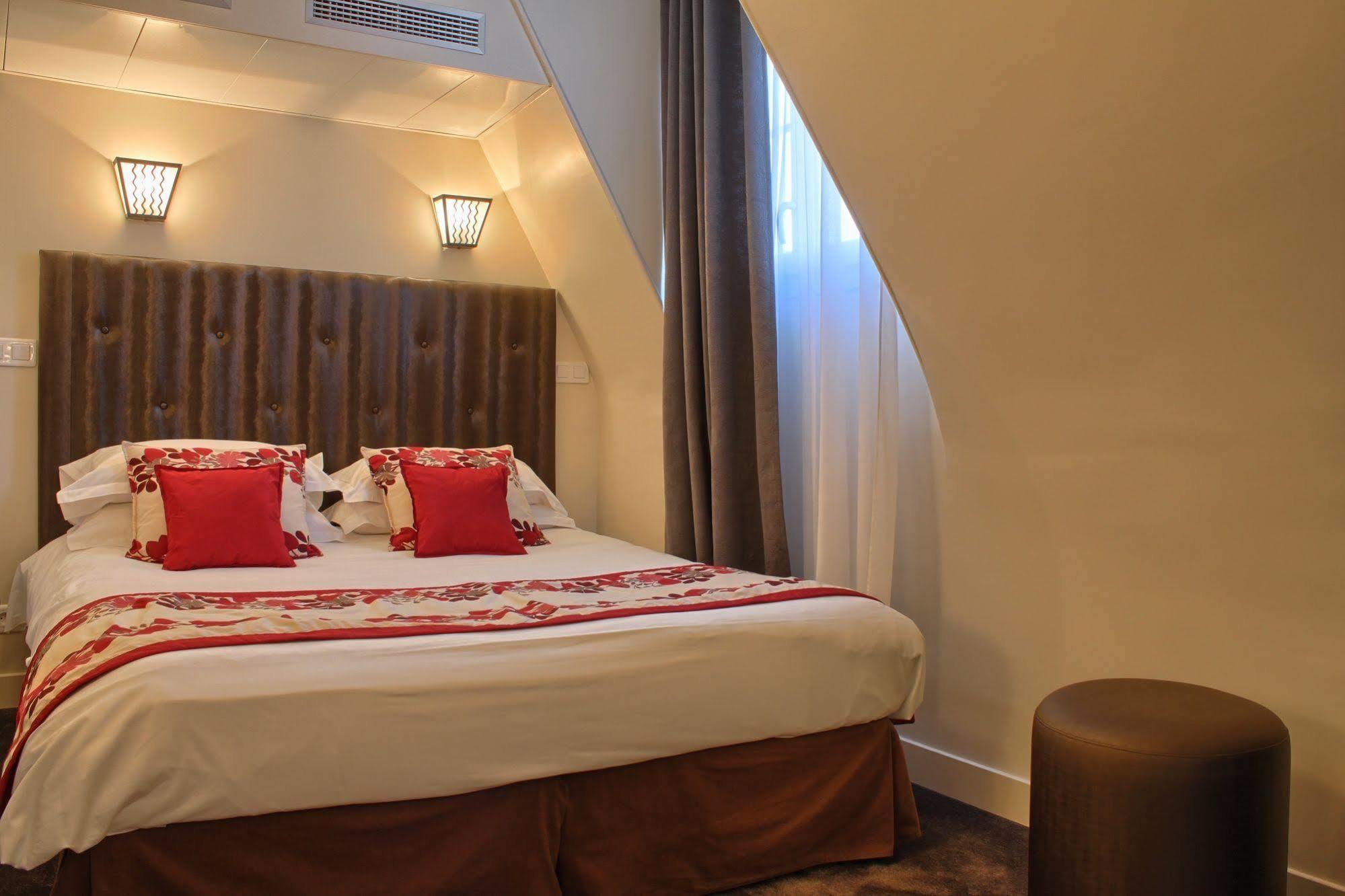 Hotel Du Lion D'or Louvre 3*