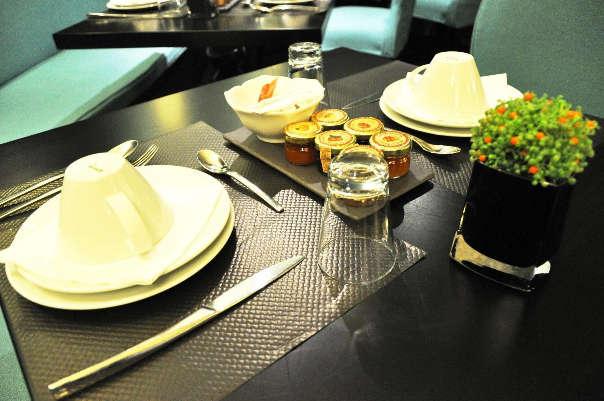 Hotel Monceau Elysees 3*