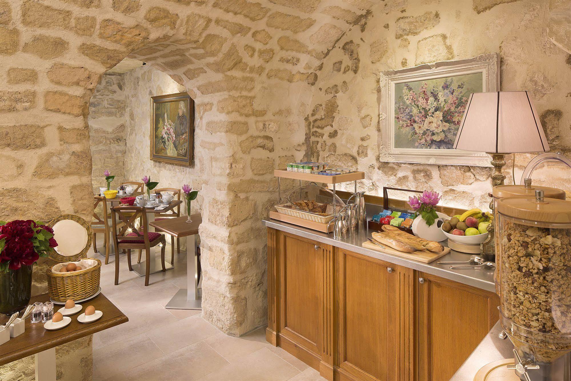 Le Relais Des Halles Hotel 4*