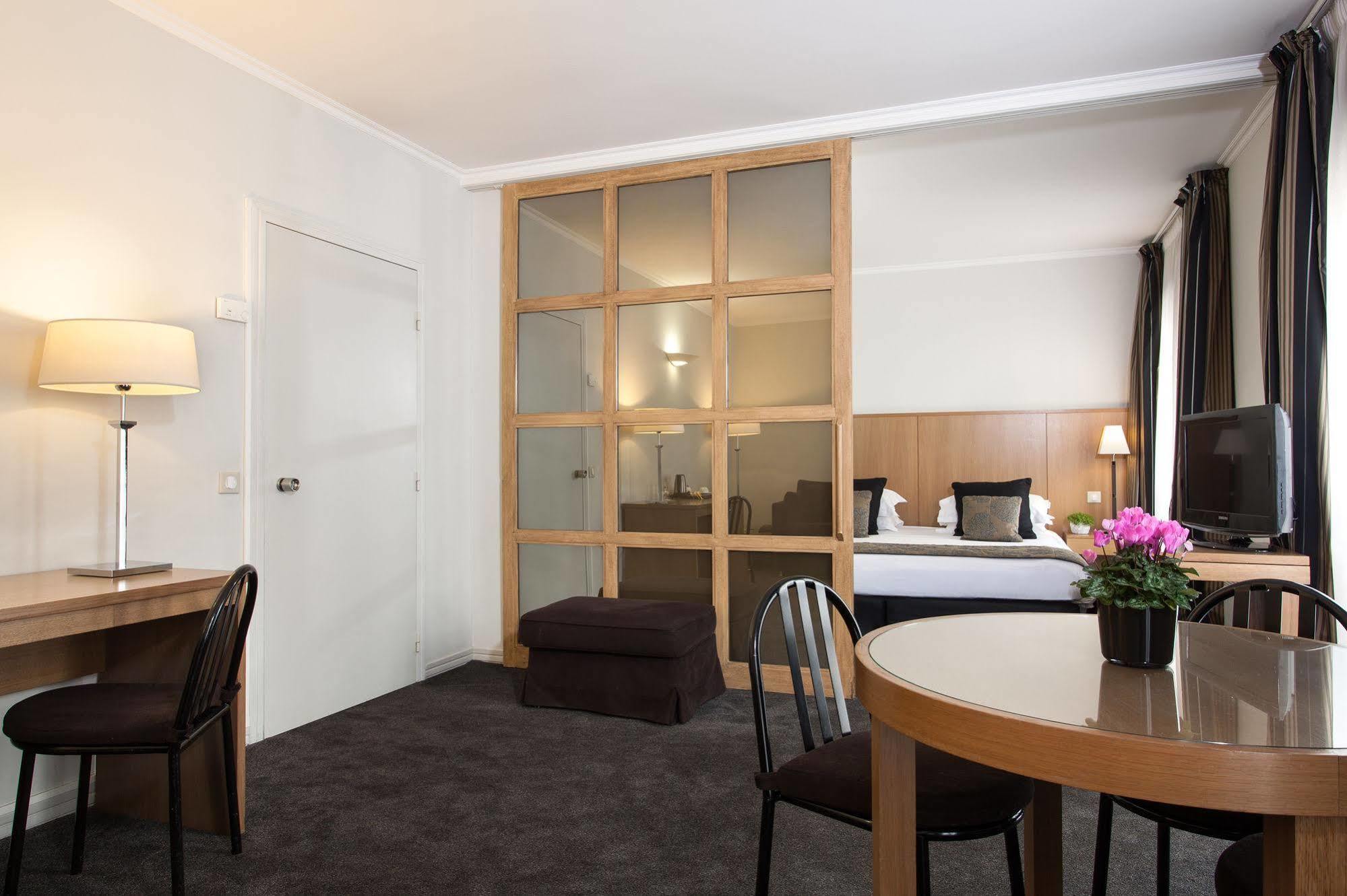 La Du Roy Champs Elysees Hotel