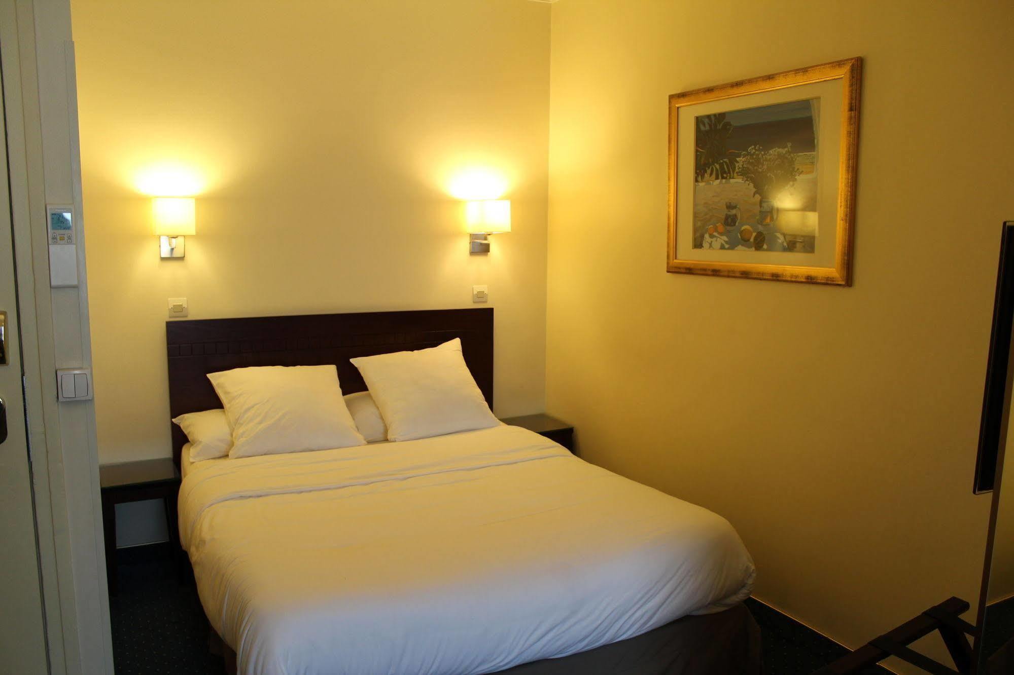 Hotel Saint Cyr Etoile Paris