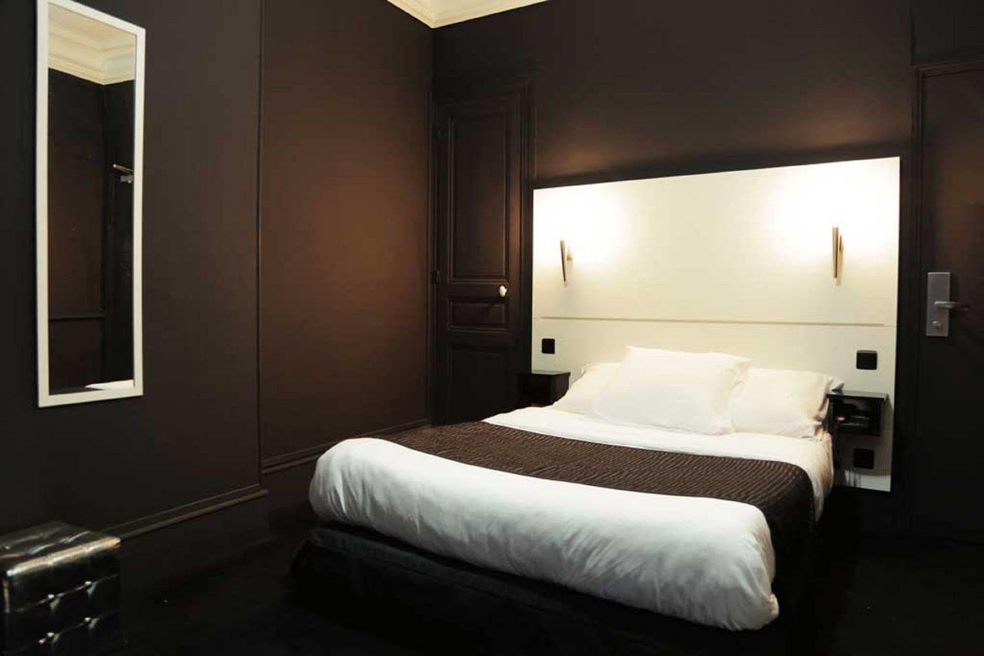 De L'exposition - République Hotel Paris