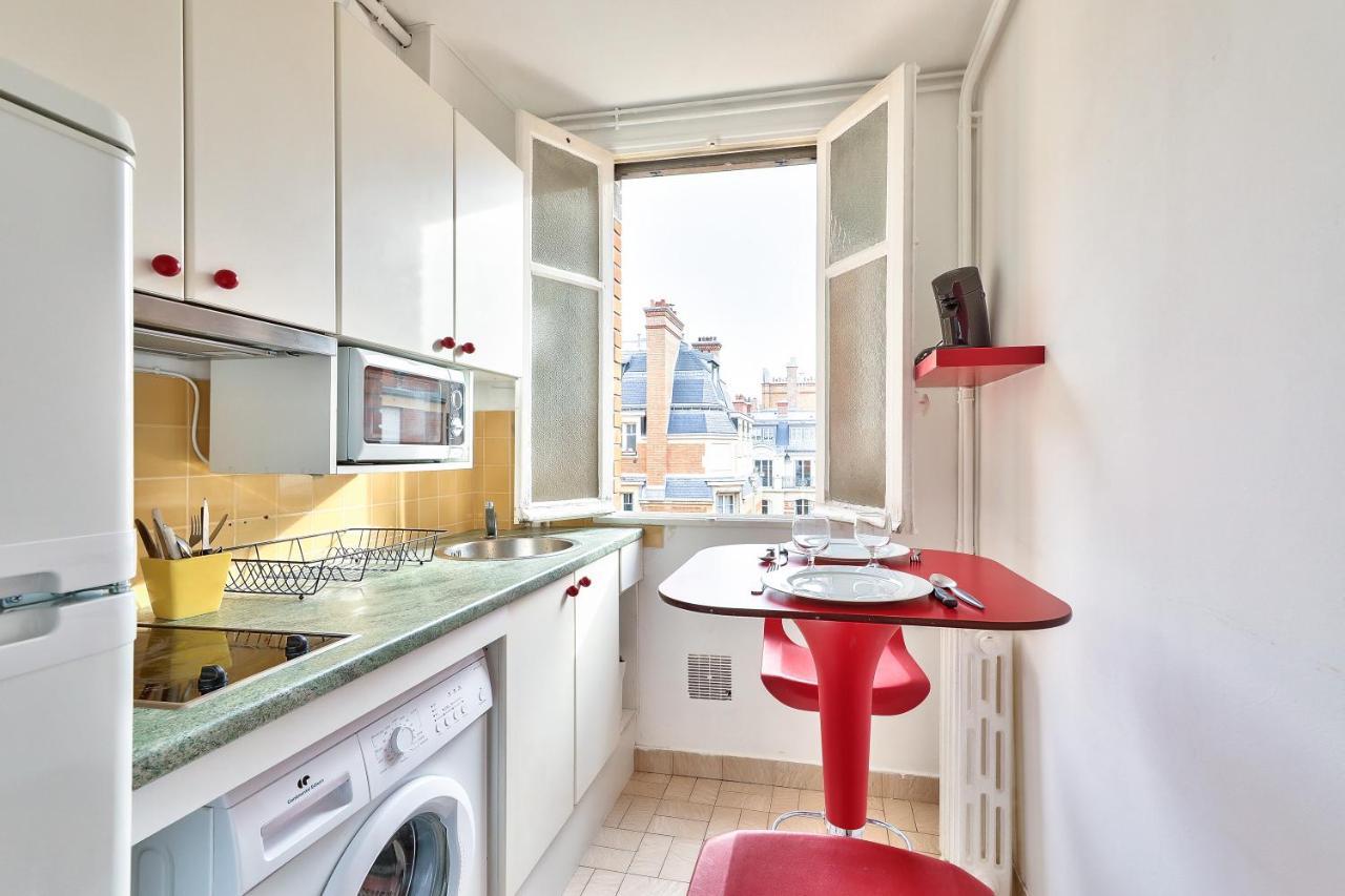 Edmond Roger - Eiffel Apartment