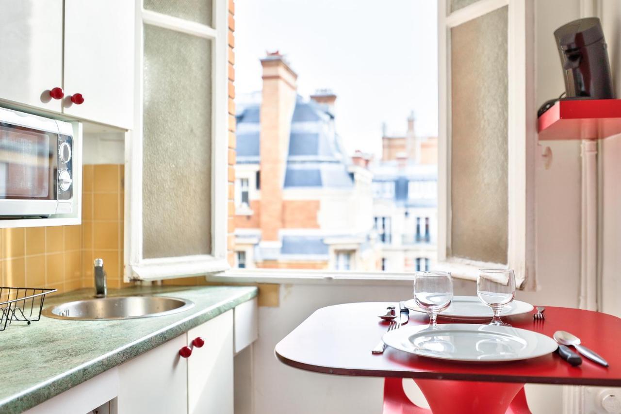 Edmond Roger - Eiffel Apartment Paris