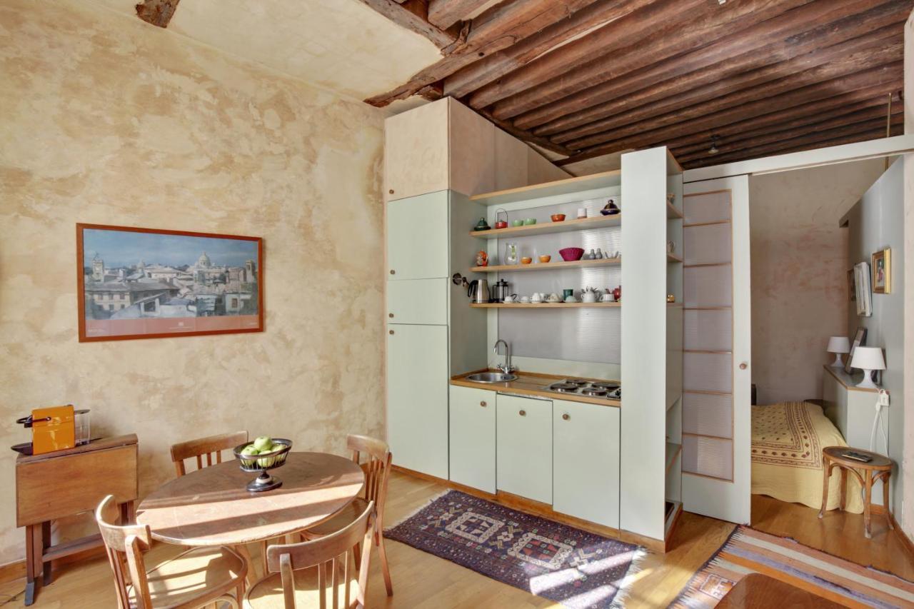 Apartment Marais-rue Des Rosiers Id 24 Paris