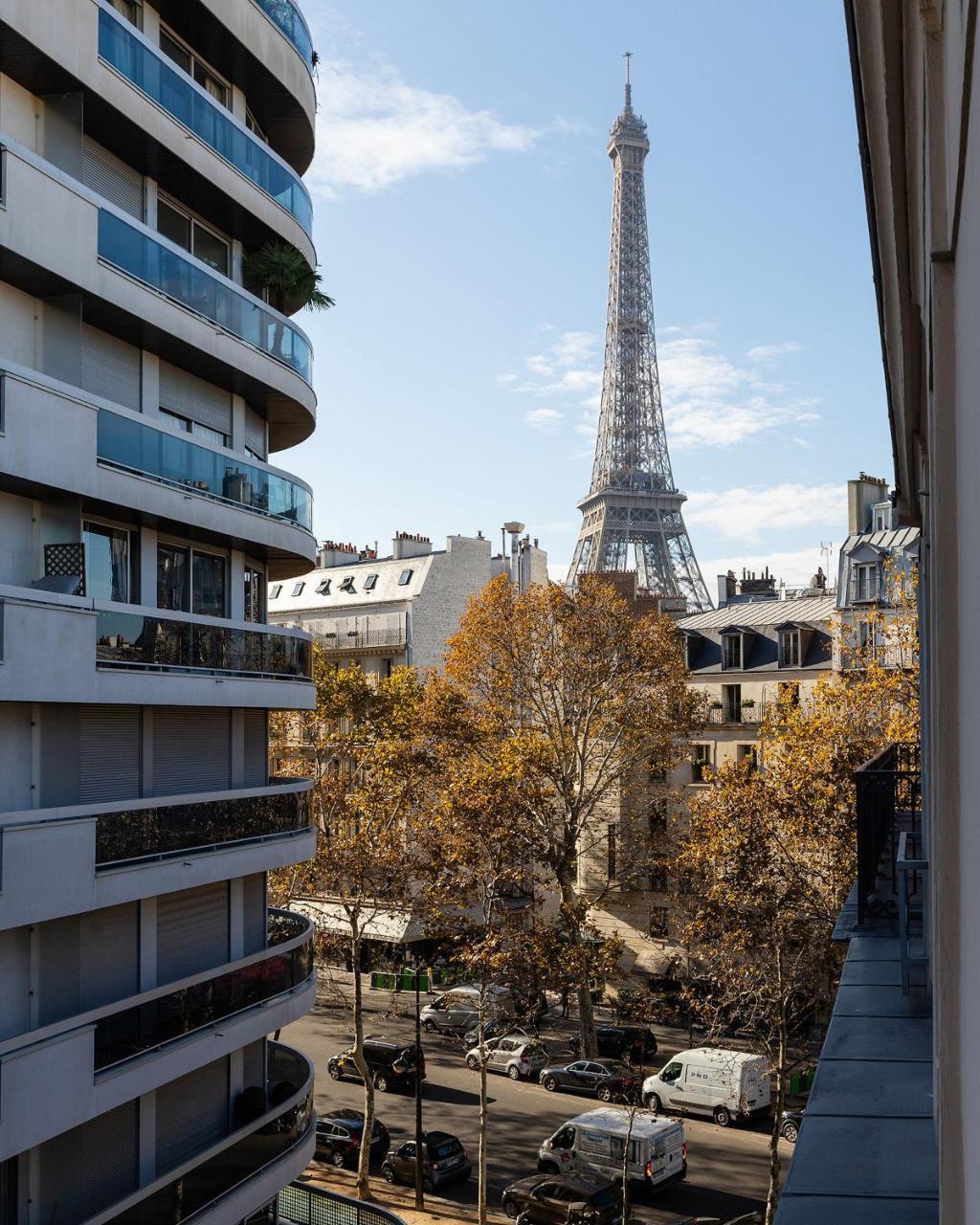 Central Paris - Eiffel Tower View Apartment - 30 Nuits Min Apartment