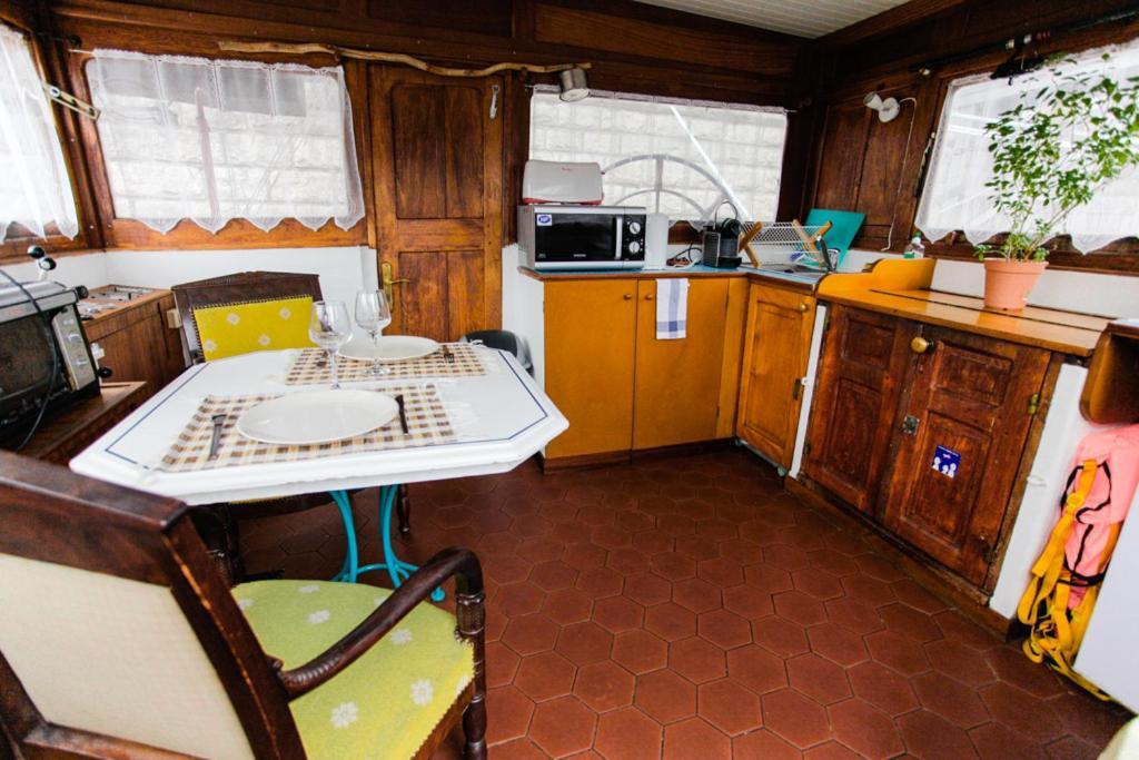 Bateau-hôtel Péniche - Le Nénuphar *