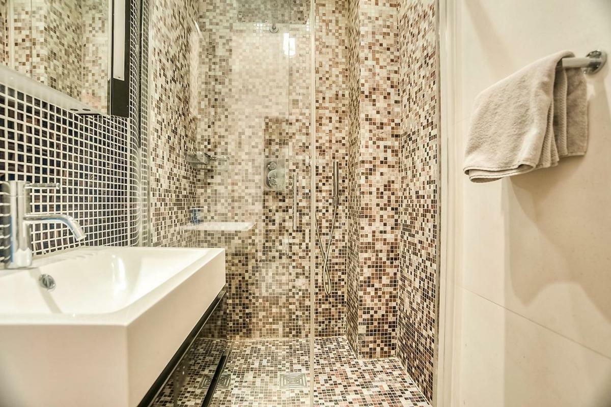 Apartment Rue Arsene Houssaye In Paris