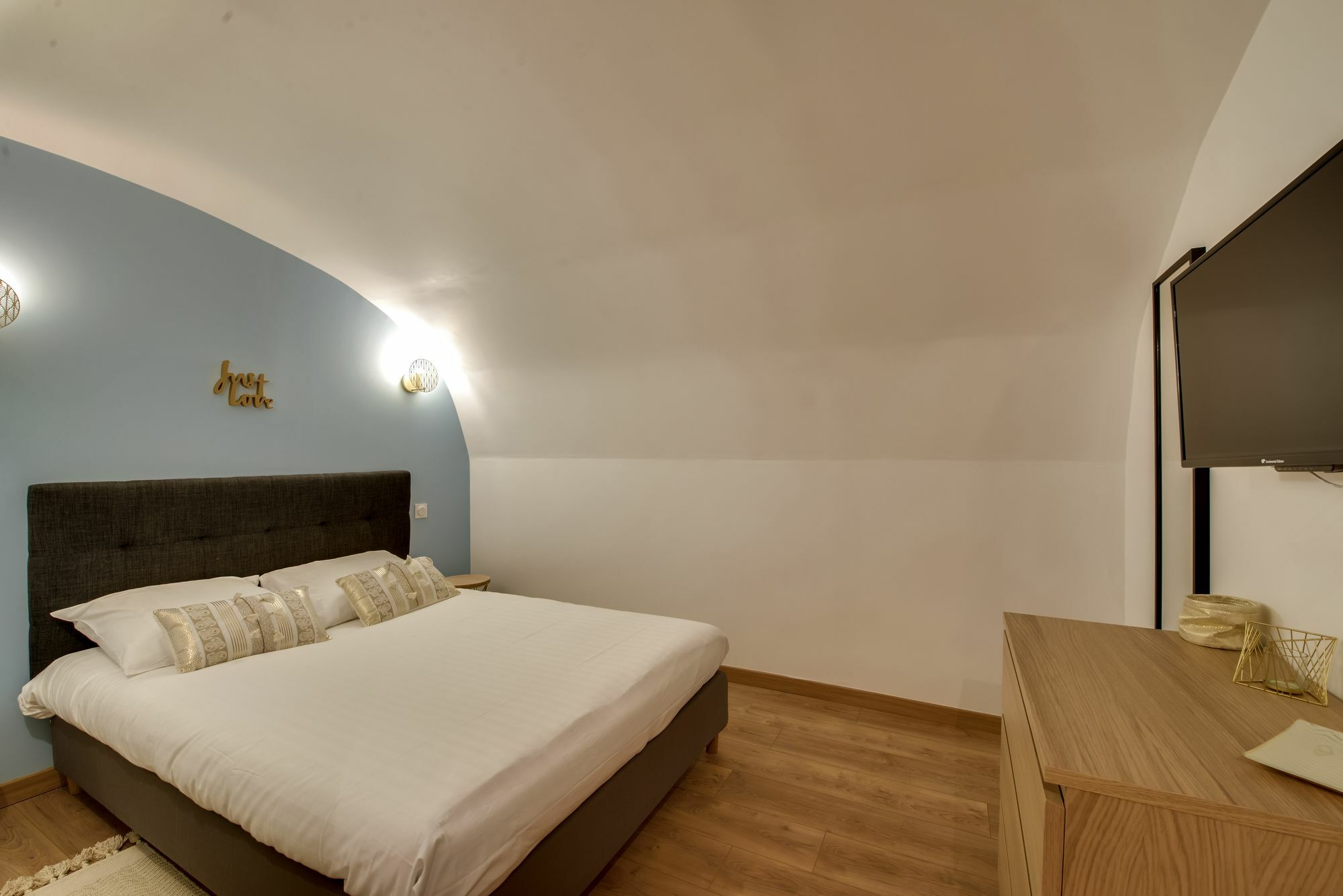 Beautiful Triplex In The Center Of Apartment *