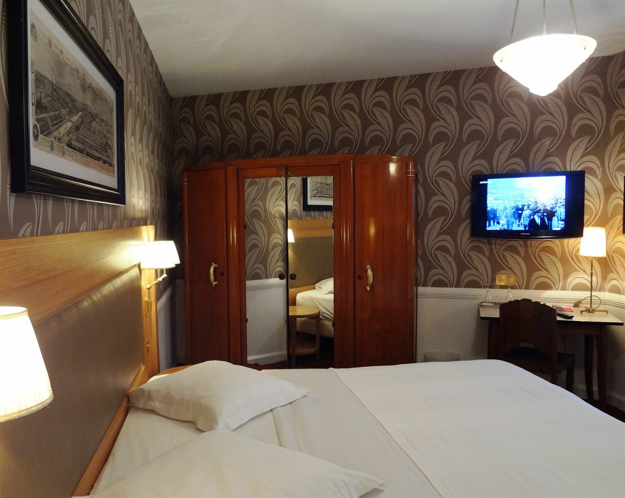 Le Cercle Tour Eiffel Hotel
