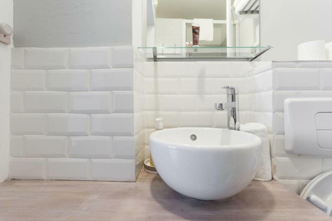 Small Is Beautiful Ideally Located Sleeps 4 * Paris
